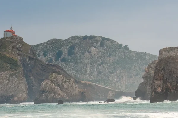 San Juan de Gaztelugatxe entre la bruma — costa vasca — fotografía naturaleza — hegohaizea