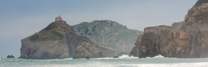 San Juan de Gaztelugatxe entre la bruma — costa vasca — fotografía naturaleza — hegohaizea