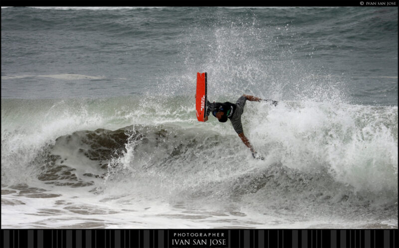 Bodyboard en Sopelana al atardecer — ola hueca — fotografía surf País Vasco — hegohaizea